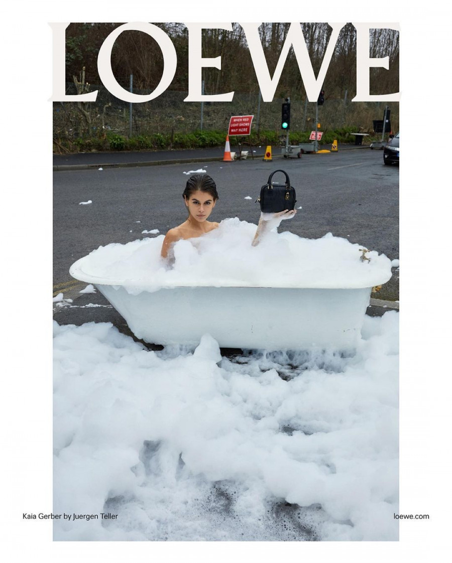 Ο Anthony Hopkins στην νέα Pre Fall 2022 καμπάνια του Loewe γίνεται το πιο ενδιαφέρον μοντελό