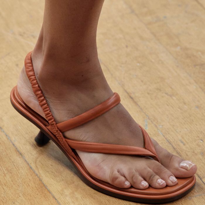 Sleek sandals: Τα αγαπημένα 90s σανδάλια επιστρέφουν και είναι πιο classy από ποτέ