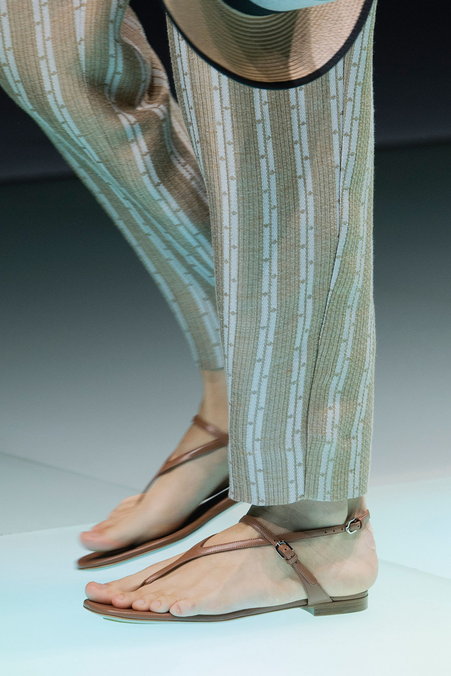 Sleek sandals: Τα αγαπημένα 90s σανδάλια επιστρέφουν και είναι πιο classy από ποτέ
