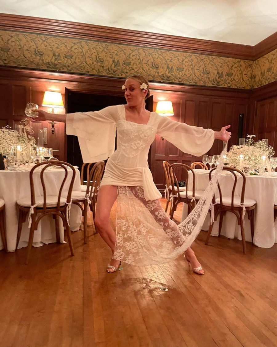 Το απόλυτο icon Chloe Sevigny παντρεύτηκε και φόρεσε τρία διαφορετικά νυφικά  Μήπως να πάρεις ιδέες;