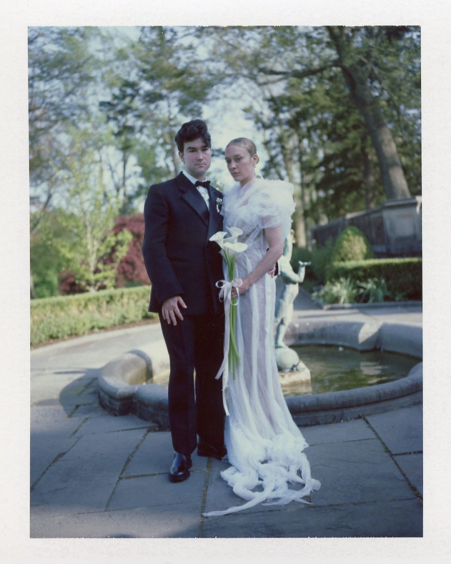 Το απόλυτο icon Chloe Sevigny παντρεύτηκε και φόρεσε τρία διαφορετικά νυφικά  Μήπως να πάρεις ιδέες;
