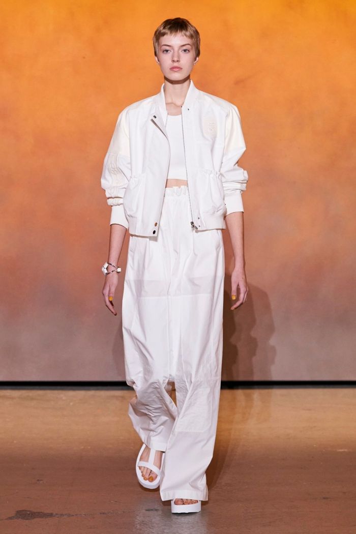 Total white: 12 catwalk looks σου δείχνουν πώς να φορέσεις το λευκό το καλοκαίρι