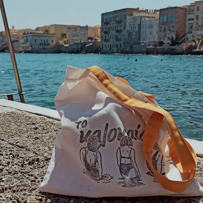 Ένα ελληνικό brand φτιάχνει logo T Shirts με ευφάνταστες στάμπες, «καρπουζάκι» κανείς;
