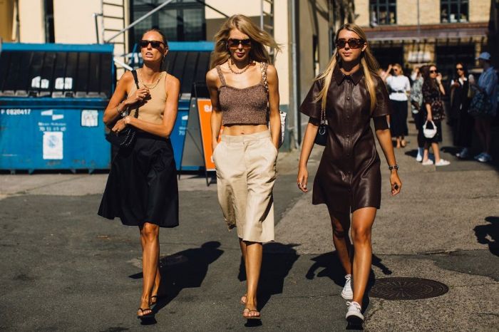 10 super fashionable σύνολα με σαγιονάρες για το casual τριήμερο που έρχεται