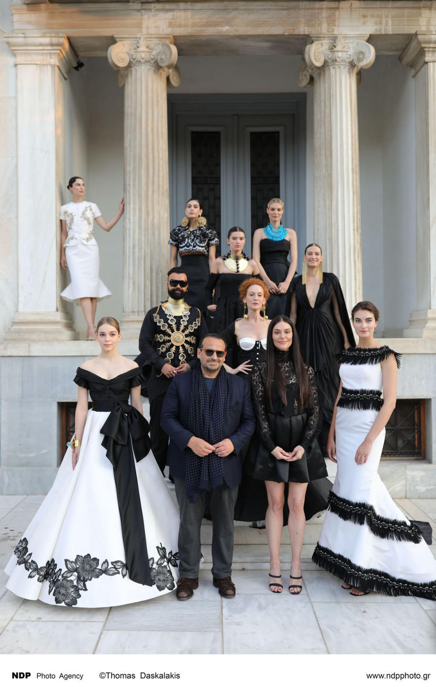 «The Swans» : Η νέα συλλογή του Βασίλη Ζούλια μάγεψε το κοινό στη σκιά του Παρθενώνα