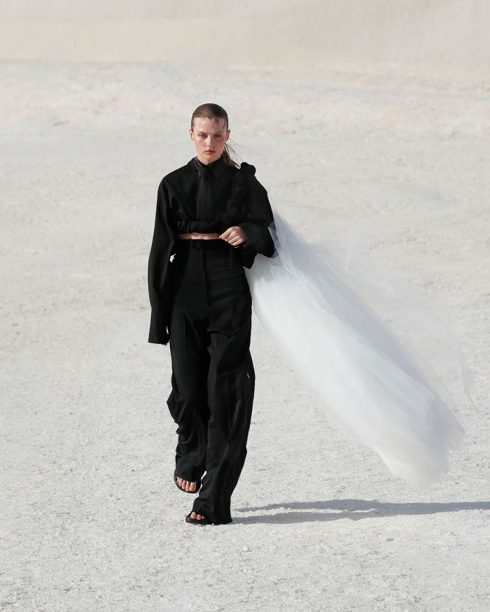 Η Fall 2022 συλλογή του Jacquemus γυρνά στην «couture» αφετηρία της, πάνω σε άμμο και αλάτι