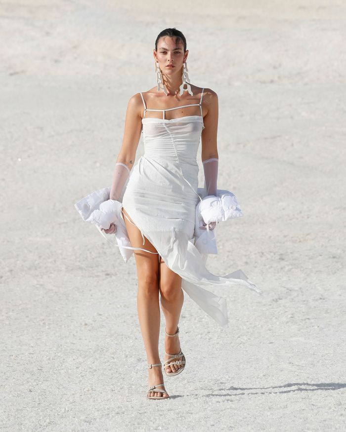 Η Fall 2022 συλλογή του Jacquemus γυρνά στην «couture» αφετηρία της, πάνω σε άμμο και αλάτι
