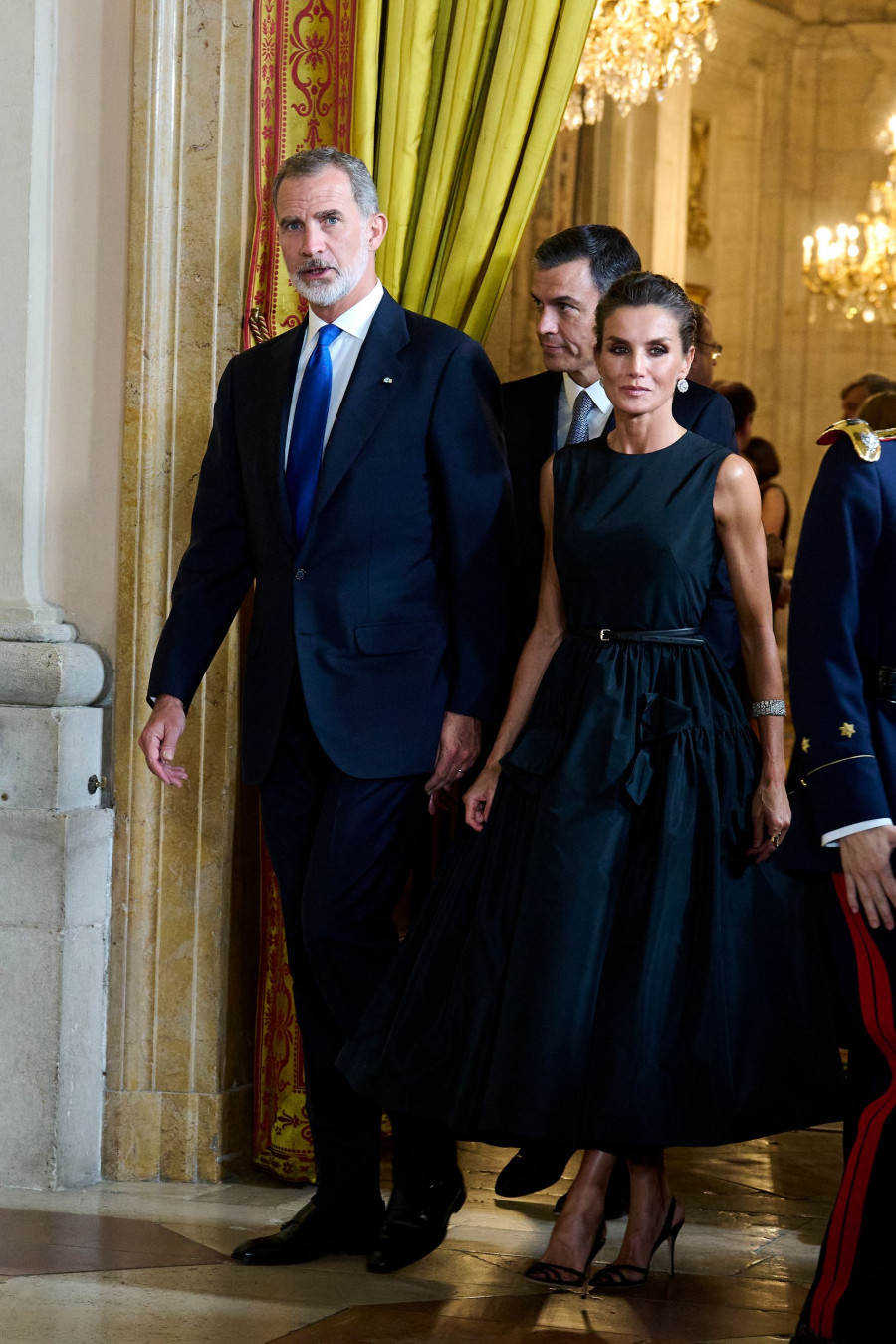 Η Βασίλισσα Letizia με δημιουργία Ισπανών σχεδιαστών απογείωσε το little black dress