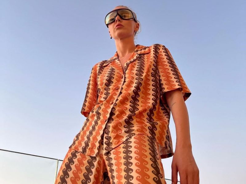 Η Τάμτα φόρεσε το πιο «θαλασσινό» 70s σετάκι με ελληνική υπογραφή