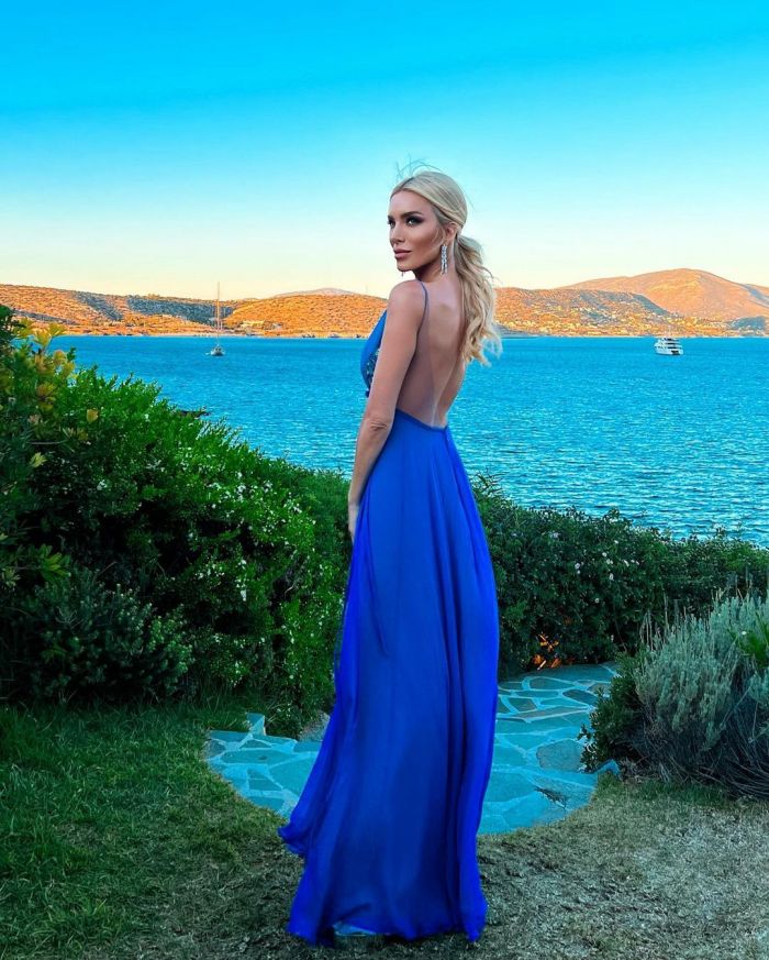 Η Κατερίνα Καινούργιου με μπλε φόρεμα είναι η πιο καλοντυμένη καλεσμένη σε γάμο