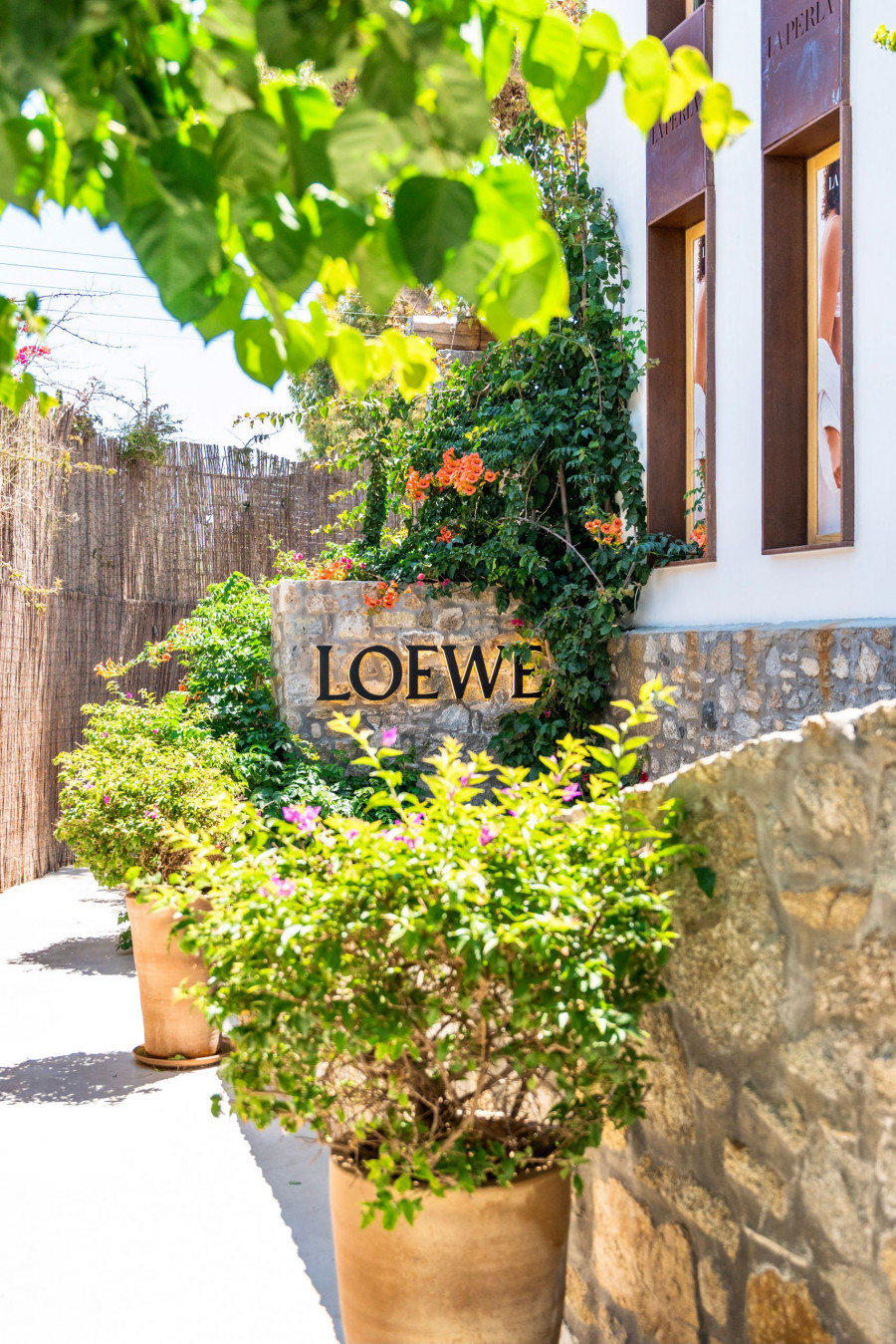 Ο οίκος Loewe και η οικογένεια Λιακωτίτη υποδέχονται το νέο Loewe Store στη Μύκονο