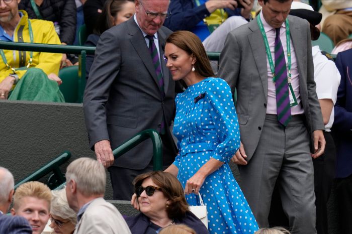 Η Kate Middleton με το πιο καλοκαιρινό πουά  Με ρουά φόρεμα στις κερκίδες του Wimbledon