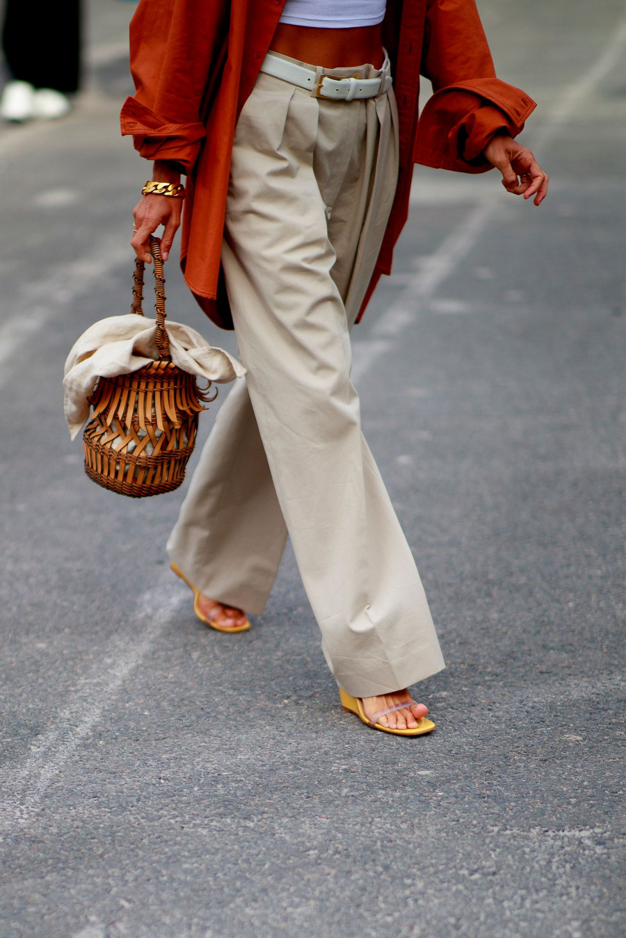 Τα 5 πιο στυλάτα παντελόνια που βάζουν τώρα στη βαλίτσα των διακοπών τους οι fashion lovers