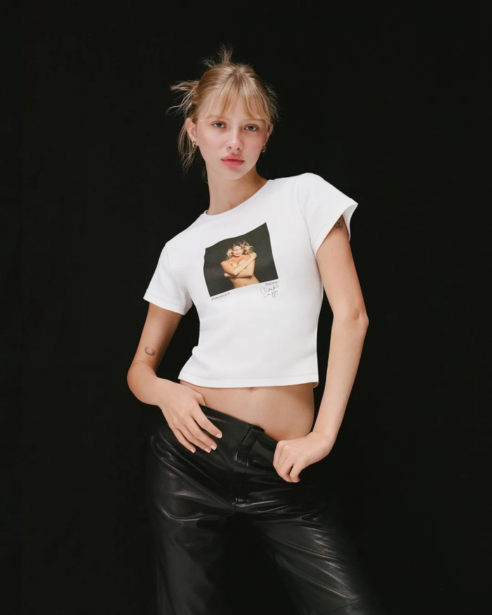 90s icons: Η Claudia Schiffer επαναδημιουργεί τα αγαπημένα της ρούχα που σημάδεψαν τη μόδα