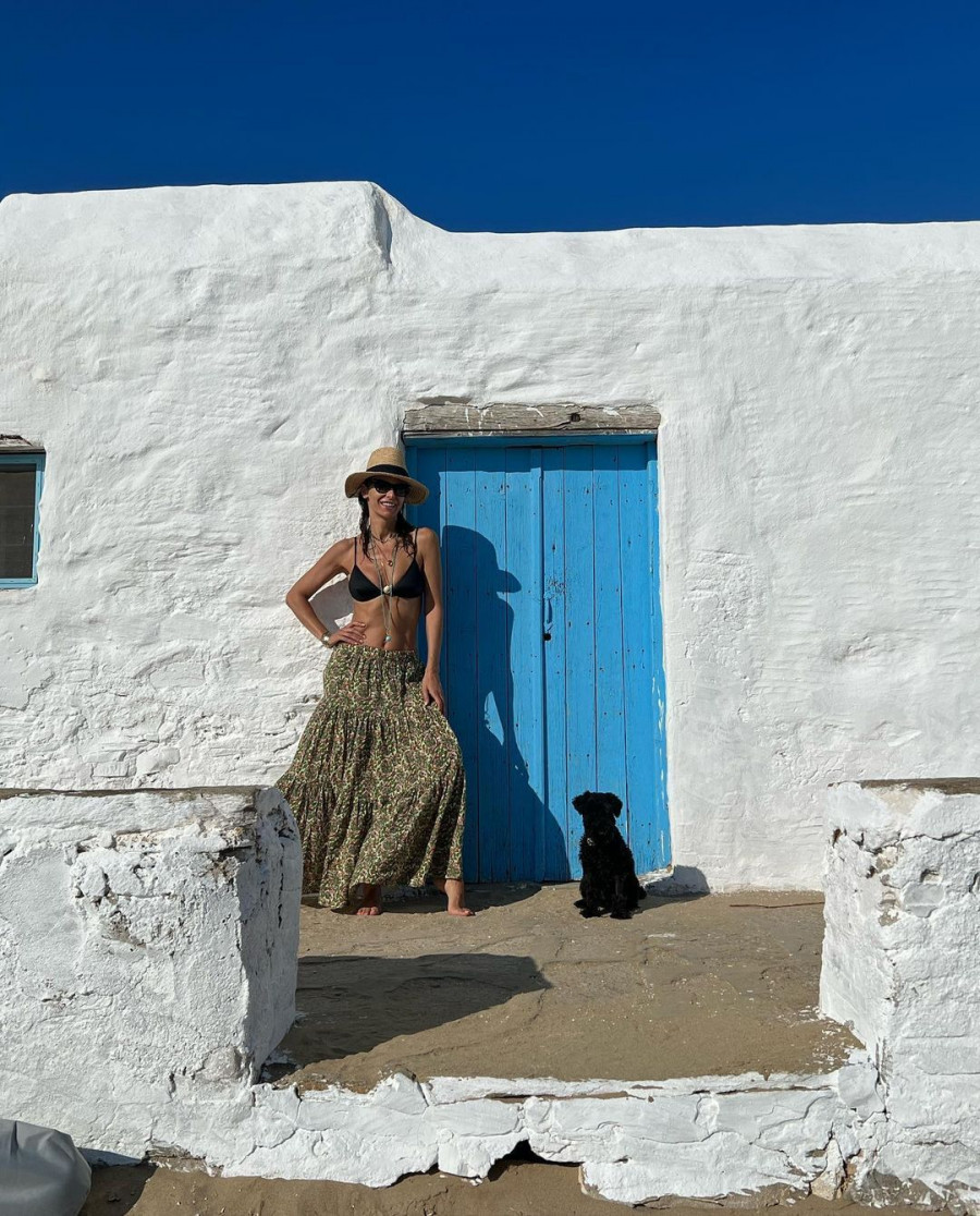 Μπέττυ Μαγγίρα: Συνδύασε το μαύρο bikini της με την πιο bohemian φούστα
