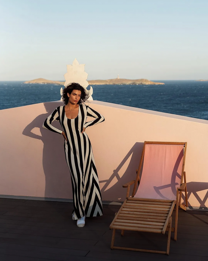 Το maxi ριγέ φόρεμα της Τόνιας Σωτηροπούλου είναι το μόνο που χρειάζεσαι για τις διακοπές σου