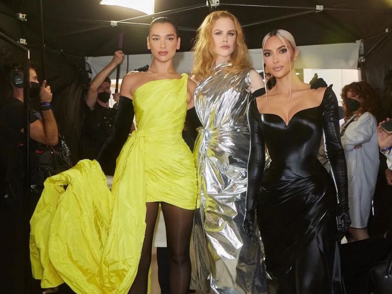 Οι Kim Kardashian, Nicole Kidman, Dua Lipa και Naomi Campbell περπάτησαν στο show του Balenciaga