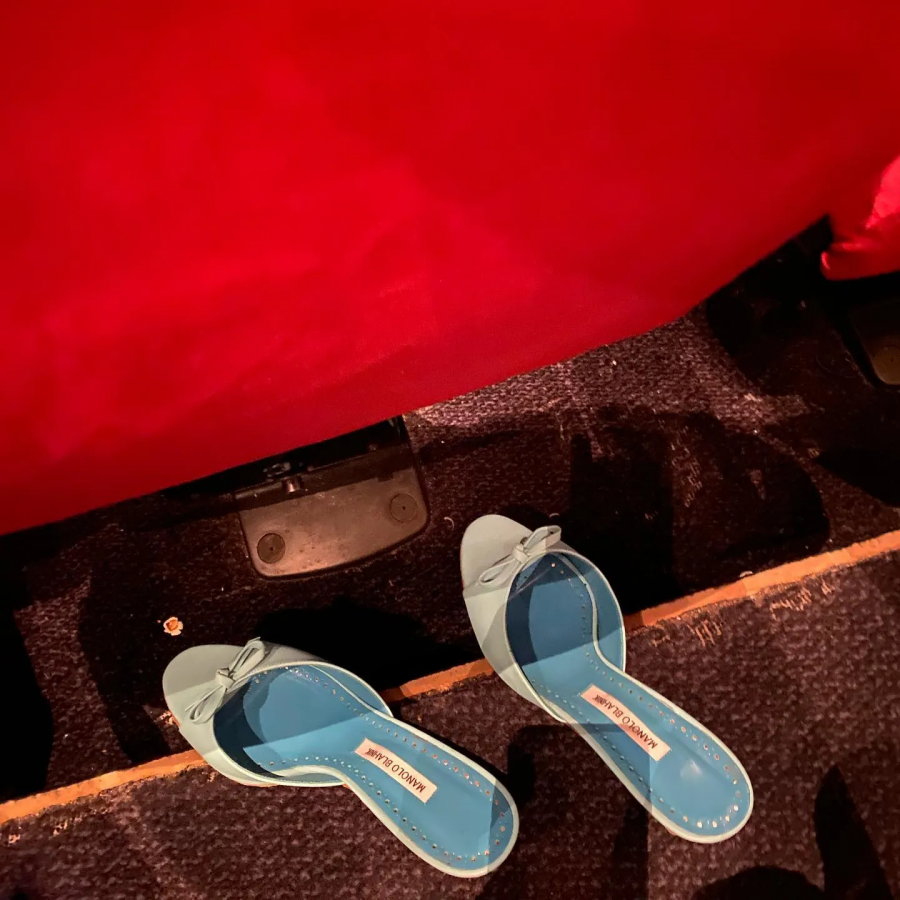 Something blue: Τα γαλάζια mules της Alexa Chung είναι το νέο ζευγάρι που θέλουμε