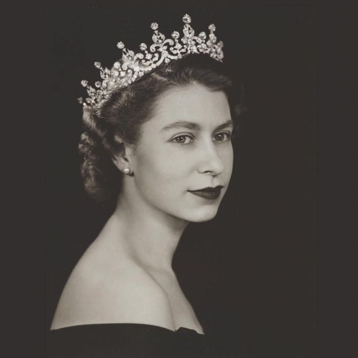 Η ιστορία πίσω από το εμβληματικό αναμνηστικό εξώφυλλο του περιοδικού Time για τη βασίλισσα Ελισάβετ