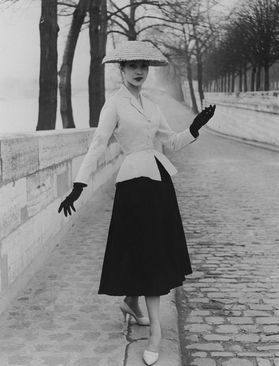 Η ιδιαίτερη σχέση της βασίλισσας Ελισάβετ με τον Dior που την αποχαιρέτησε με μία άγνωστη ιστορία