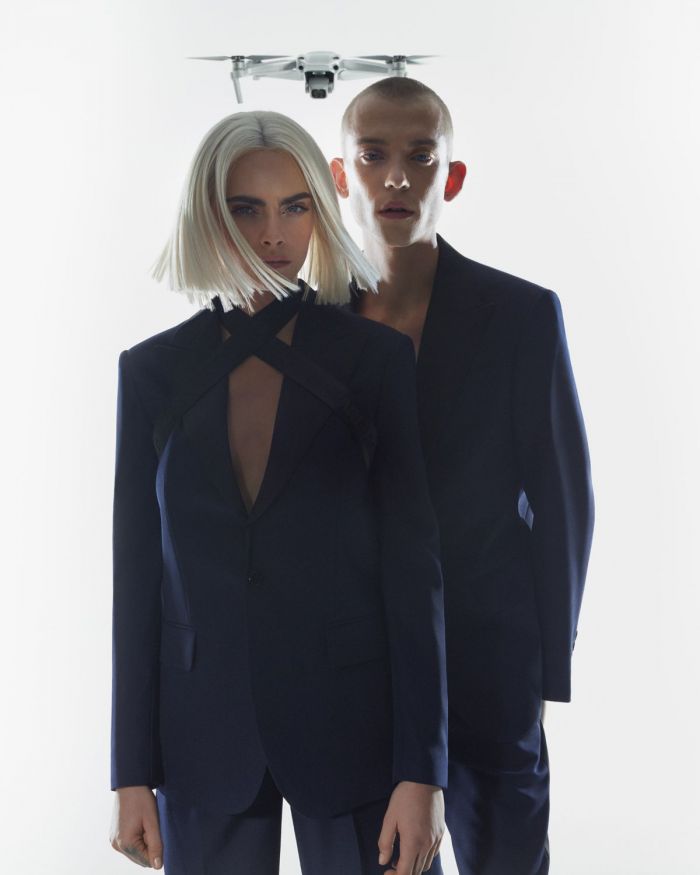 Η Cara Delevingne αγαπά τον Karl Lagerfeld και η νέα της συλλογή είναι ένα ύμνος σε εκείνον