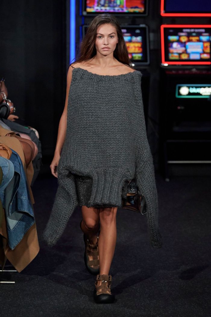 London Fashion Week: Ο JW Anderson είδε τον κόσμο «ανάποδα» μέσα από μία σουρεαλιστική συλλογή