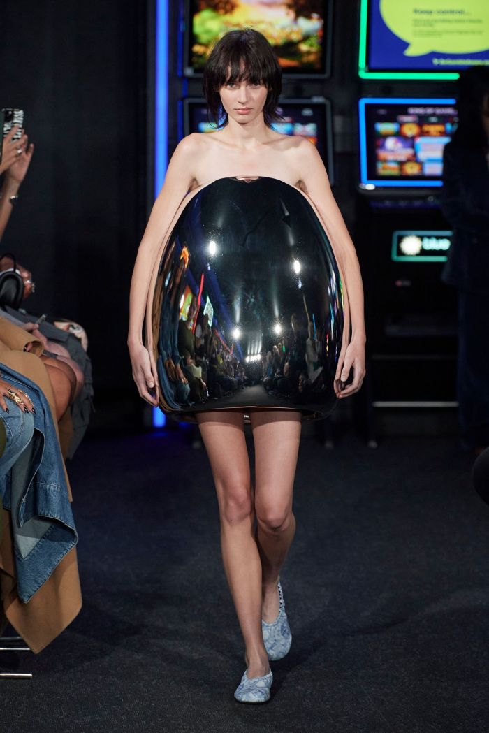 London Fashion Week: Ο JW Anderson είδε τον κόσμο «ανάποδα» μέσα από μία σουρεαλιστική συλλογή