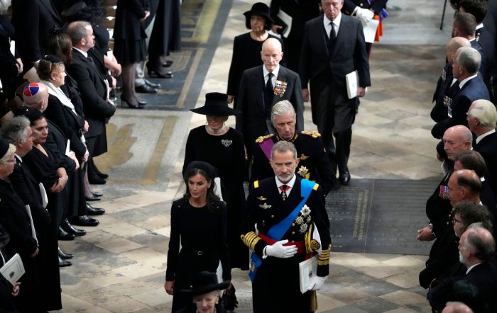 Η βασίλισσα Letizia με κομψό minimal σύνολο στην κηδεία της βασίλισσας Ελισάβετ