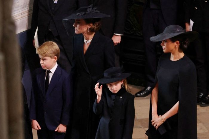 Η βασίλισσα Letizia με κομψό minimal σύνολο στην κηδεία της βασίλισσας Ελισάβετ