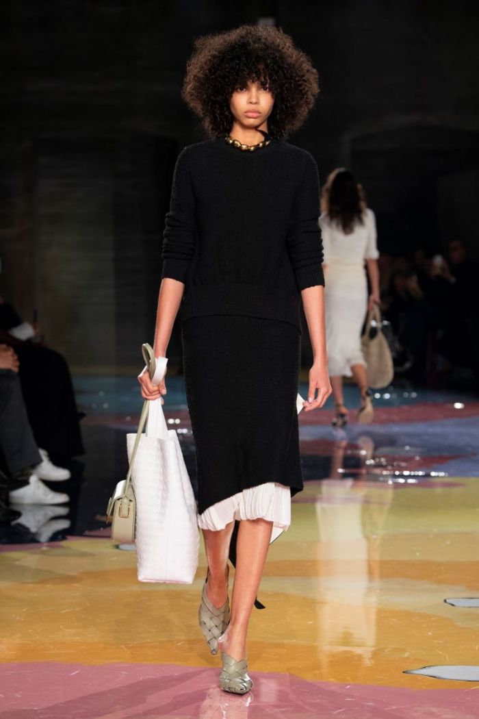 Ο οίκος Bottega Veneta έπιασε ξανά το νήμα της πιο cool συλλογής στην Εβδομάδα Μόδας του Μιλάνου