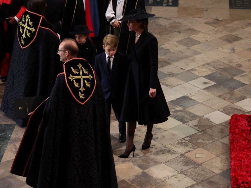 Kate Middleton & Meghan Markle: Τα σύνολα τους στην κηδεία της βασίλισσας ακολούθησαν το πρωτόκολλο