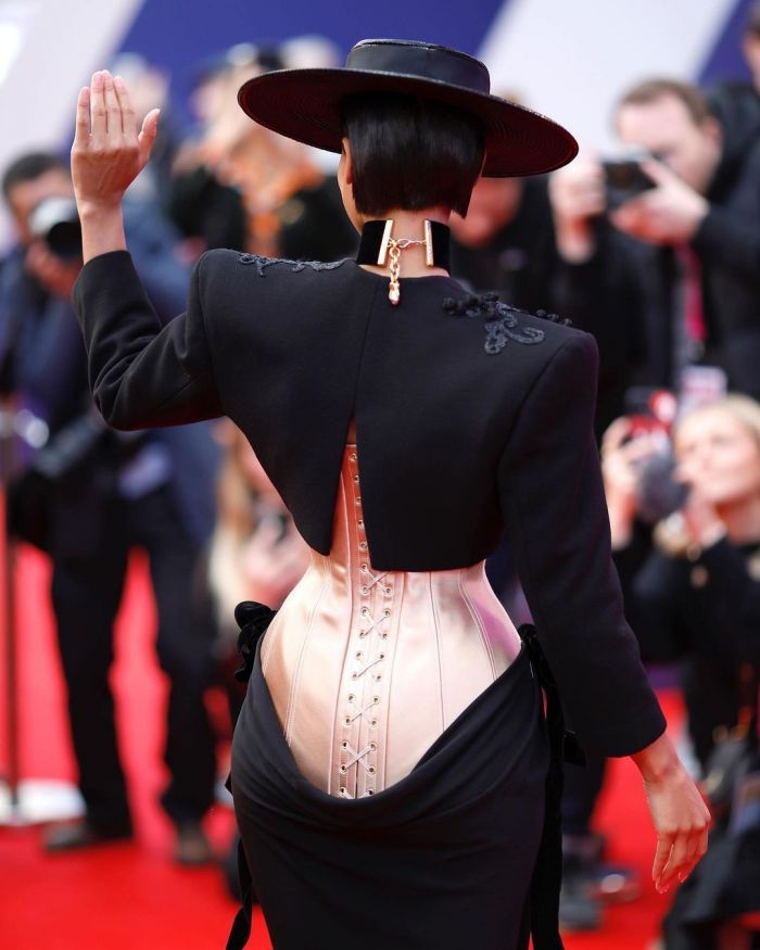 Ο Timothée Chalamet φόρεσε ένα τσόκερ με κόκκαλα στο red carpet και έγινε ο πιο stylish «κανίβαλος»