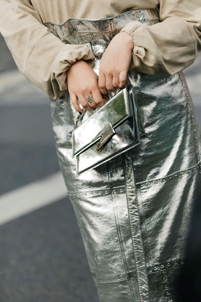 Silver it is: Η ασημί μεταλλική τσάντα είναι η νέα must προσθήκη στη ντουλάπα σου