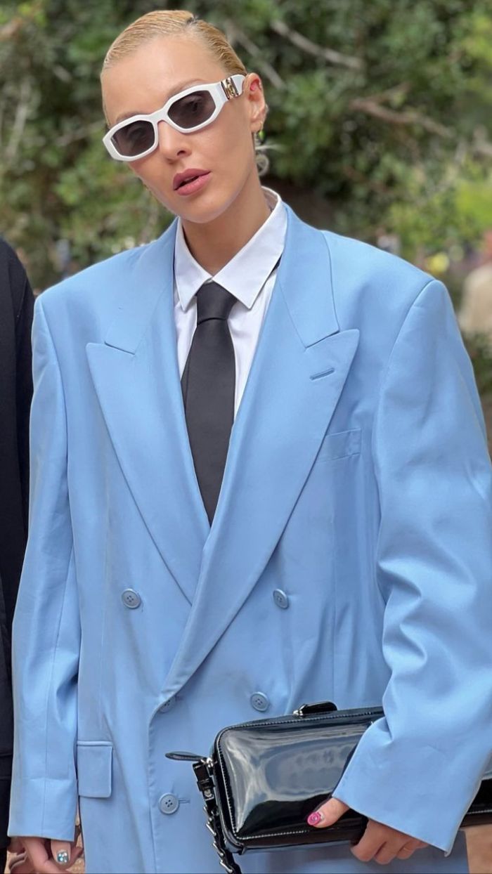 Η «θεά» Τάμτα έκανε το απόλυτο ανδρόγυνο look με γαλάζιο κοστούμι και γραβάτα