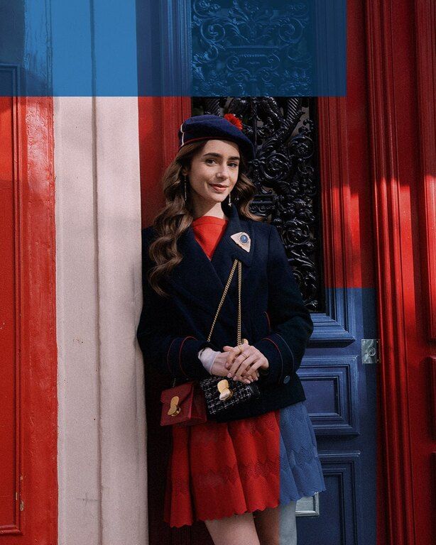 Η Lily Collins με ένα «Emily in Paris» σύνολο φόρεσε το oversized σακάκι της σαν Γαλλίδα