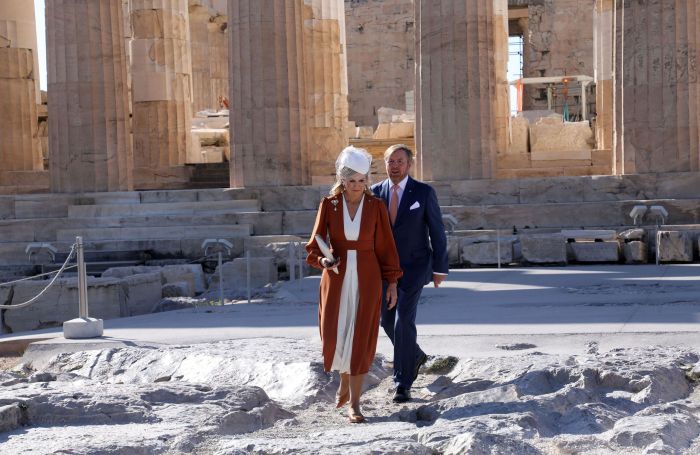 Η βασίλισσα Maxima επισκέφθηκε την Ελλάδα και εντυπωσίασε με κομψό σύνολο Zeus + Δione