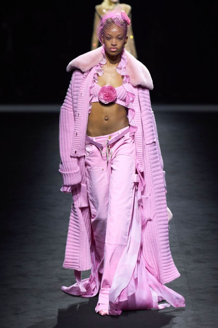 Το ροζ παλτό είναι το hero piece του χειμώνα που θα βάλει χρώμα στα looks μας