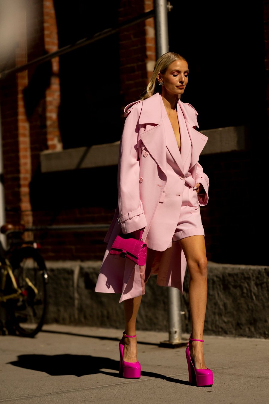 Το ροζ παλτό είναι το hero piece του χειμώνα που θα βάλει χρώμα στα looks μας