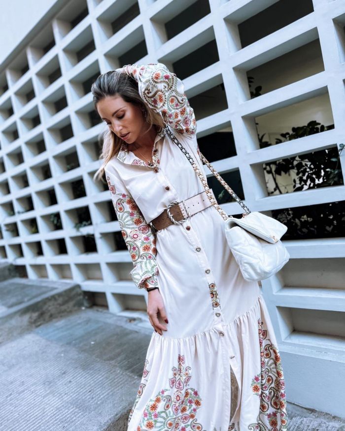 Αθηνά Οικονομάκου: Φοράει το floral shirt dress και το φθινόπωρο με δερμάτινο και μποτάκια
