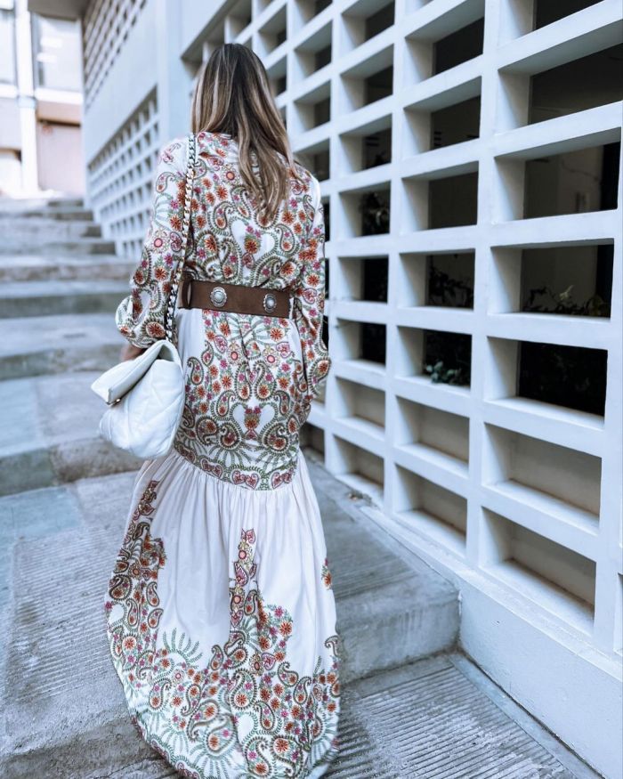 Αθηνά Οικονομάκου: Φοράει το floral shirt dress και το φθινόπωρο με δερμάτινο και μποτάκια
