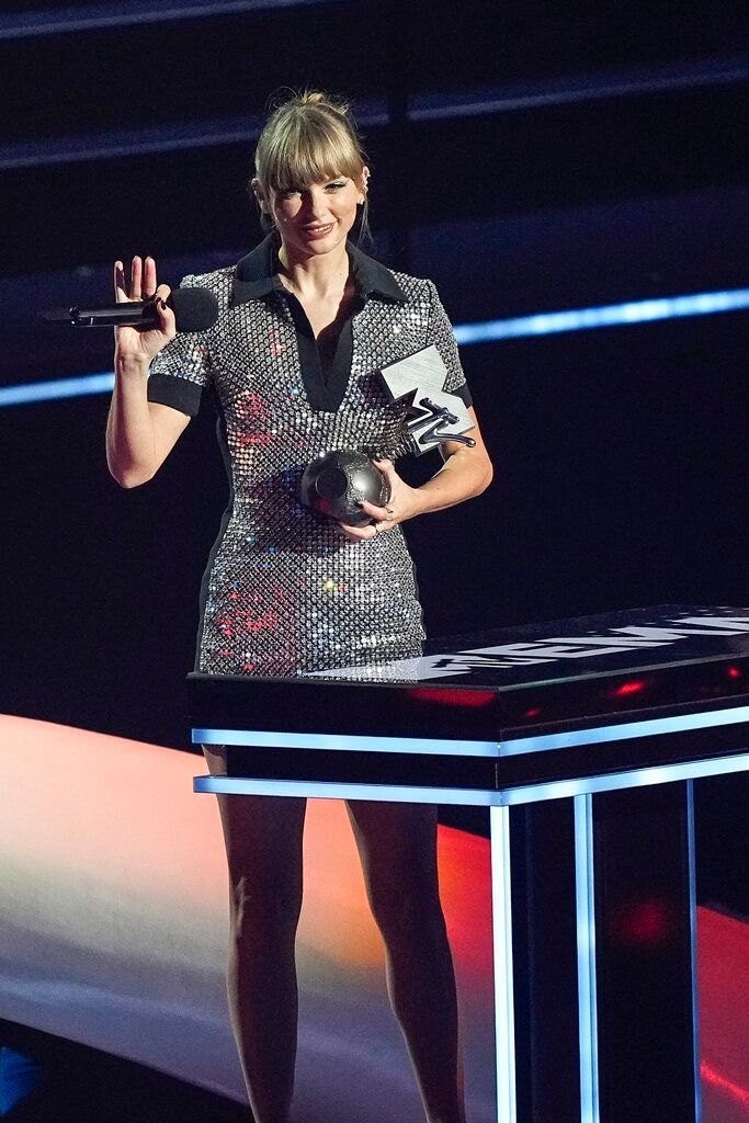 MTV EMAs 2022: Taylor Swift και Rita Ora οι νικήτριες του red carpet  Όλα τα εντυπωσιακά looks