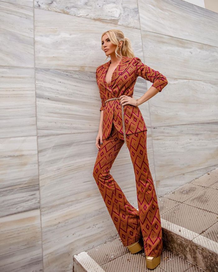 Κατερίνα Καινούργιου: Φόρεσε το δερμάτινο μπορντό outfit που θέλουμε για τις βραδινές μας εξόδους