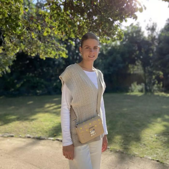 Simple and fabulous: Η Δανάη Μιχαλάκη φόρεσε το καρό σακάκι της με ολόμαυρο σύνολο