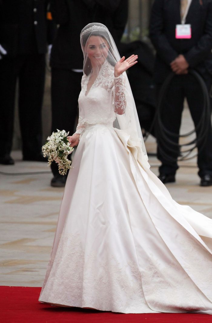 Η Kate Middleton «έλαμψε» με total white look και την τιάρα που είχε φορέσει τη μέρα του γάμου της