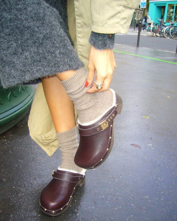 Ο cool τρόπος που οι Γαλλίδες φοράνε τα clogs και το χειμώνα