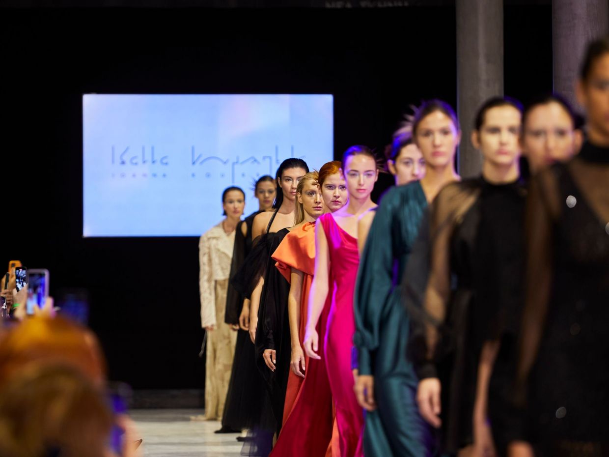 Η πρώτη Haute Couture συλλογή της IOANNA KOURBELA είναι η επιτομή της ανεπιτήδευτης πολυτέλειας