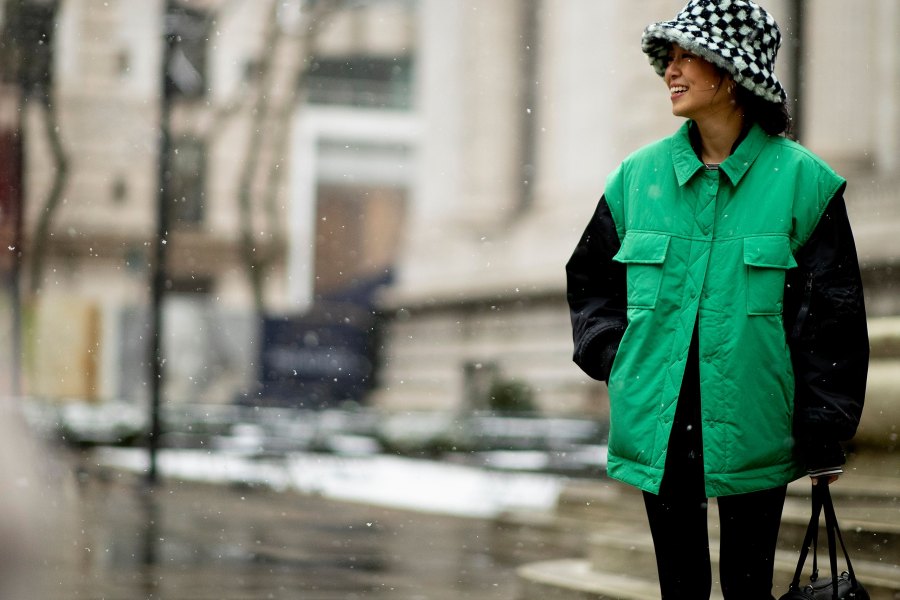 Rainy days guide:Τα καλύτερα σύνολα για να ντυθείς με στυλ και στη βροχή