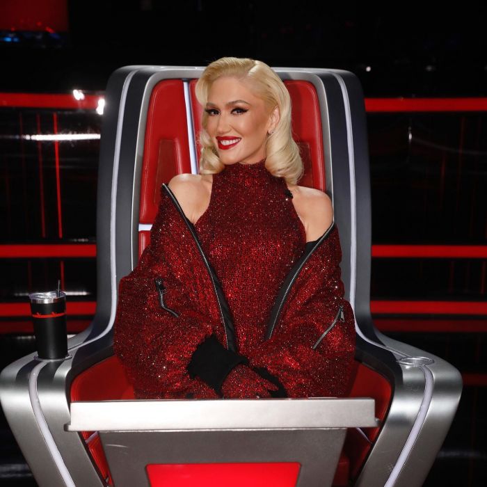 Η Gwen Stefani με total look του Vrettos Vrettakos σε γιορτινό κόκκινο στον τελικό του The Voice