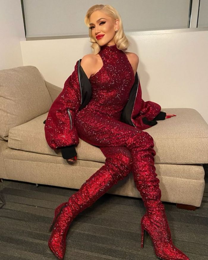 Η Gwen Stefani με total look του Vrettos Vrettakos σε γιορτινό κόκκινο στον τελικό του The Voice