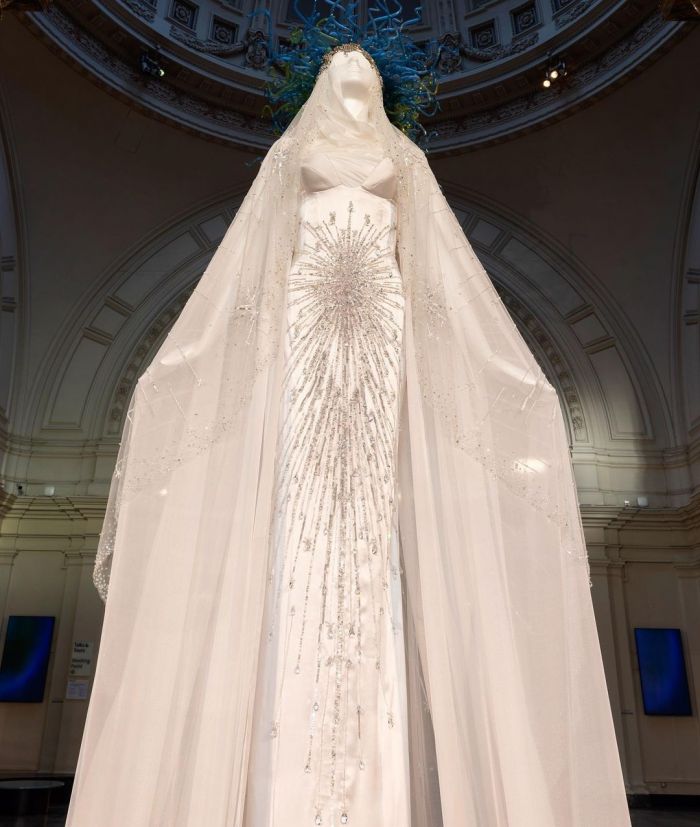 Το Victoria and Albert Museum κάνει το δικό του countdown με ένα 12 festive φόρεματα έργα τέχνης